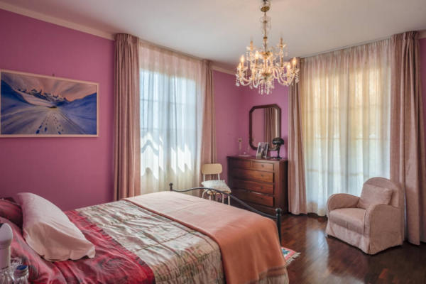 Fotografia di interni camera rosa