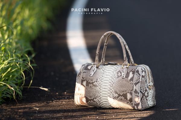 Foto fashion di borsa pitone su strada