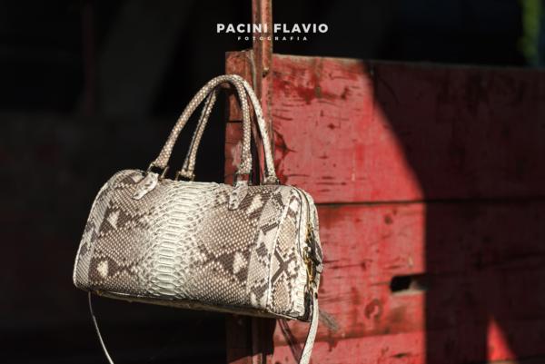 Foto moda bauletto di pitone in fattoria