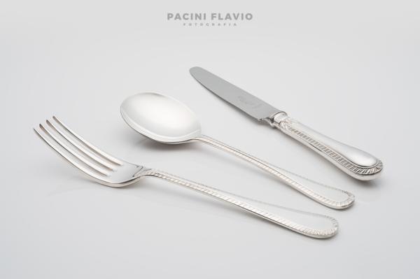 Foto di posate d'argento su sfondo bianco