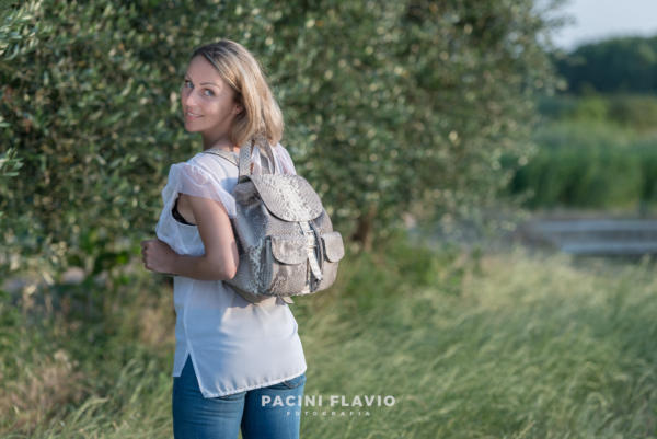 Modella con borsa