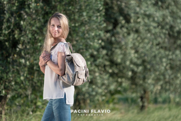 Modella con zainetto in pitone