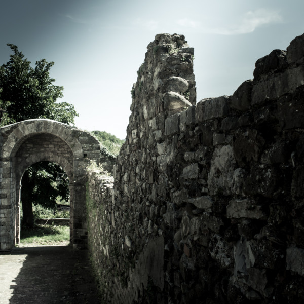Porta medievale a Serravalle Alto