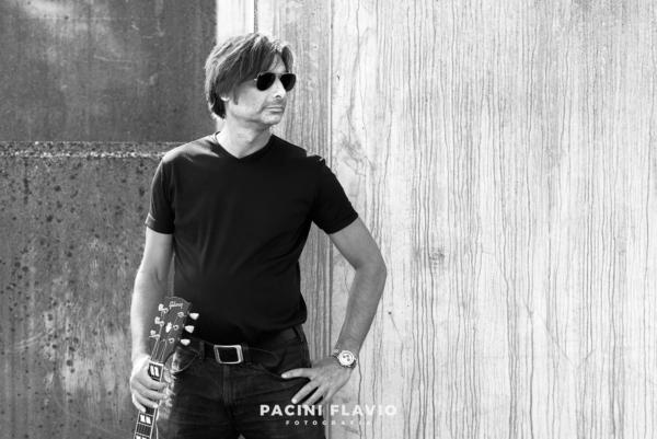 Ritratto in bianconero di chitarrista jazz