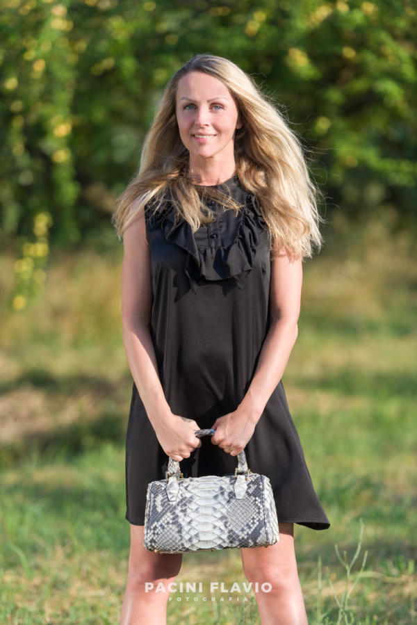 Ritratto modella con borsa