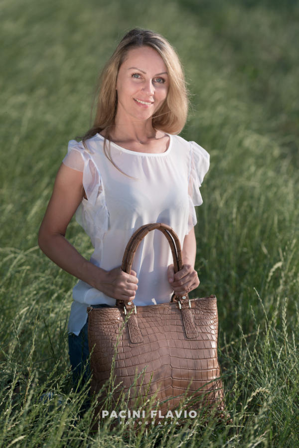 Modella con borsa in coccodrillo