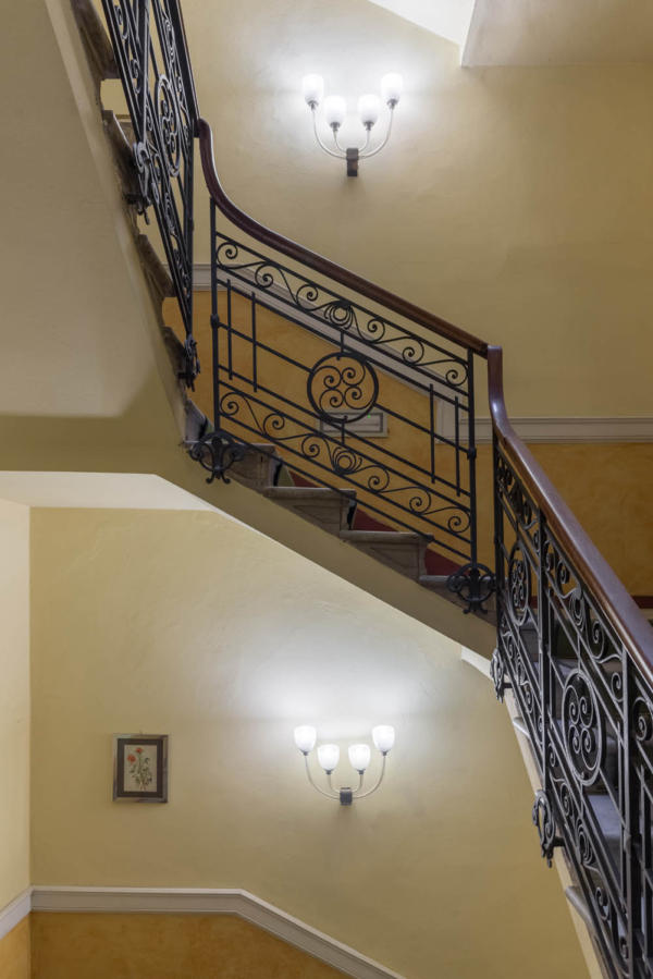 La scala in stile liberty dell'Hotel Minerva di Montecatini Terme